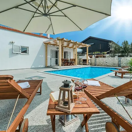 4 Bedroom Awesome In *