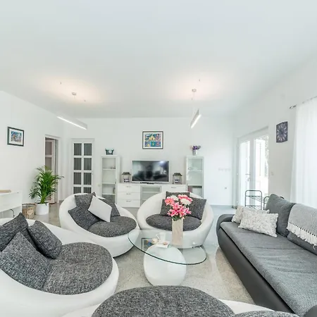 4 Bedroom Awesome In Ferienhaus Privlaka (Zadar)