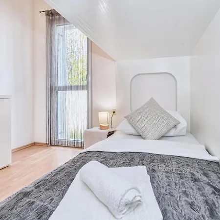 4 Bedroom Awesome In Ferienhaus Privlaka (Zadar)