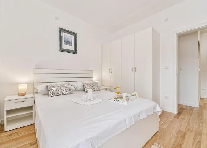 בית נופש 4 Bedroom Awesome In פריבלאקה