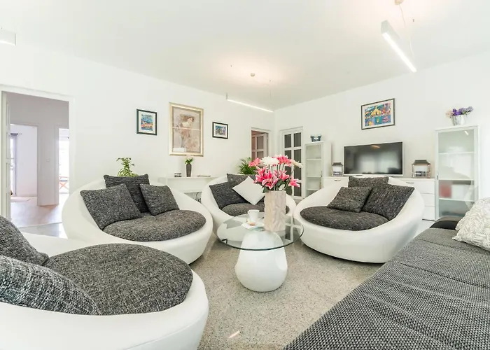 4 Bedroom Awesome In בית נופש