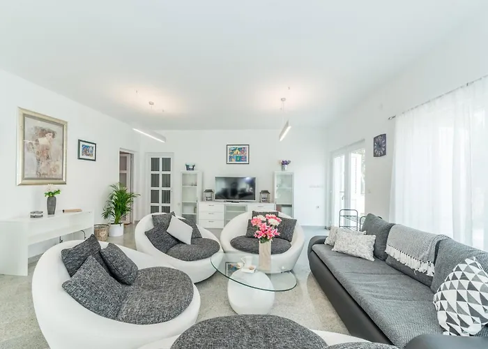 4 Bedroom Awesome In בית נופש פריבלאקה