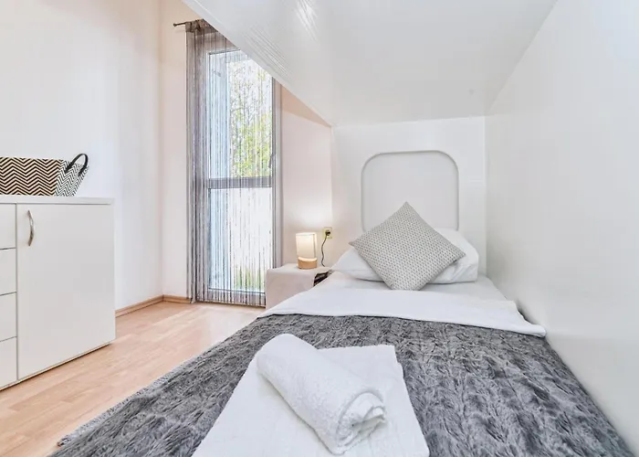 4 Bedroom Awesome In בית נופש פריבלאקה