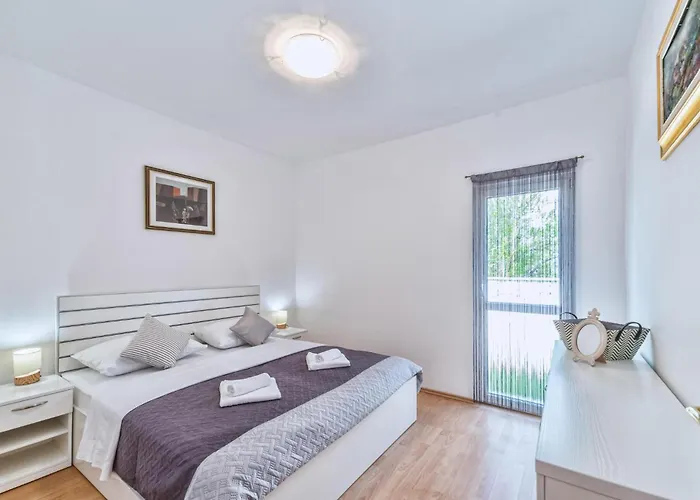 בית נופש 4 Bedroom Awesome In *